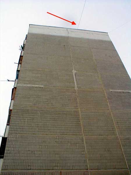 Стена, вдоль которой поднимался кабель. Его настоящее состояние показано красной стрелкой