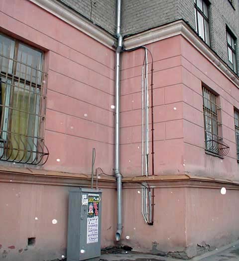 Спуск кабеля по стене